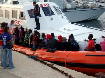 Migranti, raffica di sbarchi a Lampedusa. Barca si capovolge: un morto