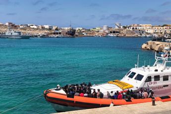 Migranti, raffica di sbarchi a Lampedusa: hotspot al collasso