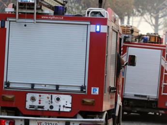 Napoli, incendio a Fuorigrotta: colonne di fumo nero, evacuata l’università