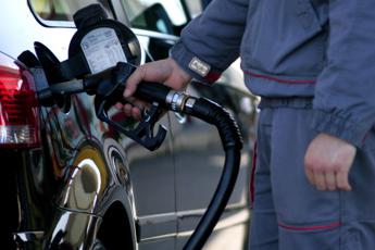 Prezzi carburante, benzina e gasolio in discesa sulla rete oggi