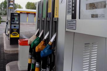 Carburanti, per benzina e gasolio prezzi medi in rialzo
