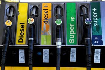Carburante, prezzo benzina e gasolio ancora in lieve calo oggi in Italia