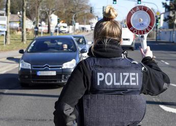 Amburgo, uomo irrompe con auto in aeroporto: “Ha due bambini e spara”