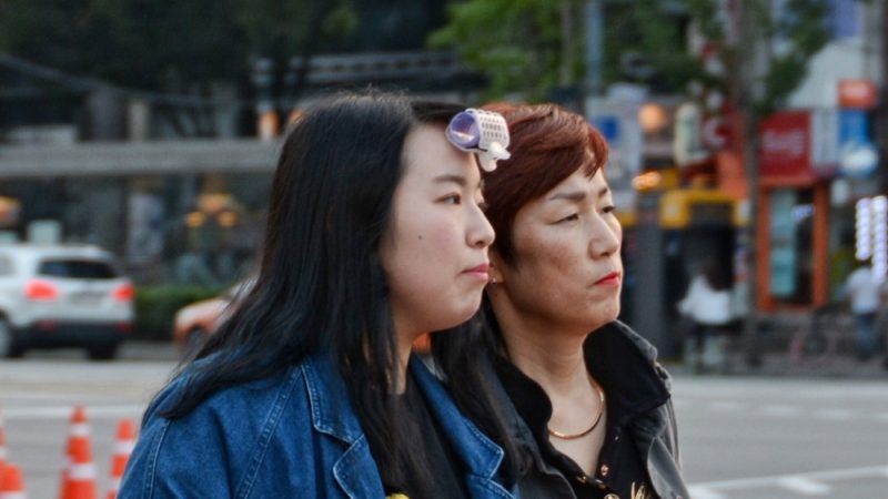 In Corea del Sud i bigodini si portano anche in pubblico