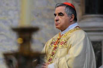 Vaticano, Becciu al Papa: “Dovrei citarla come testimone, annulli sua lettera”