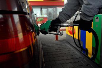 Carburanti, prezzi benzina e gasolio in lieve calo oggi