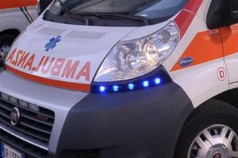 Incidente Roma, auto contro albero: gravi 4 giovani