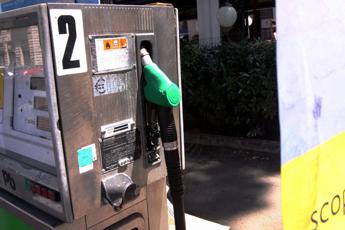Carburanti, prezzi oggi: lieve calo per benzina, su il gasolio