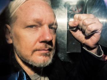 Carlo III, la lettera di Assange: “Imploro il re di farmi visita in carcere”