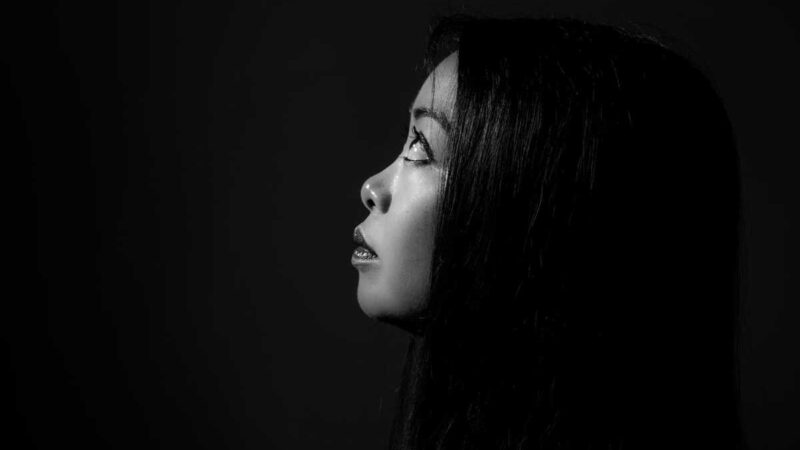 La cantautrice italo-filippina Maria Giulia sceglie “Anima Inquieta” per il suo debutto discografico