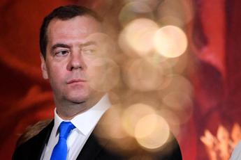 Ucraina, Medvedev minaccia: “Rischio guerra nucleare se Russia sconfitta”