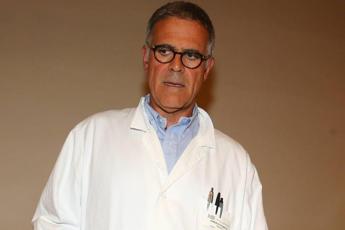 Covid, Zangrillo: “E’ morto, da 6 mesi non uso la mascherina neppure in ospedale”