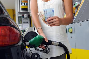 Caro benzina, prezzo self sopra i 2 euro. Gasolio ai massimi del 2023