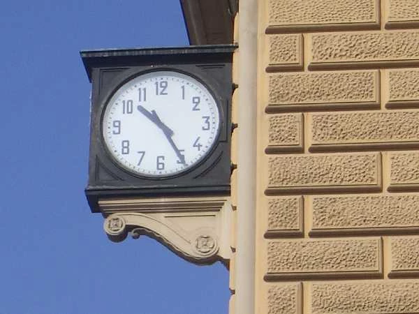 Orologio Stazione di Bologna fermo alle 10.25