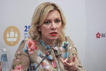 Russia, Zakharova a Borrell: “Si inizia a vietare libri e si finisce a bruciare gente”