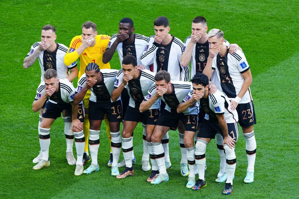 La Nazionale tedesca ai Mondiali di Calcio in Qatar che protesta contro la censura FIFA