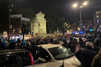 Anarchici, scontri a manifestazione a Roma per Cospito