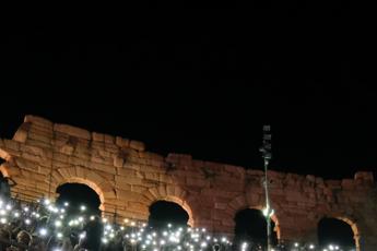 Arena Verona, cade pezzo di stella di Natale: danneggiati gradoni