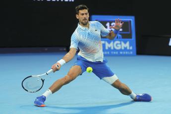 Australian Open, Djokovic vince ma ginocchio ha problemi