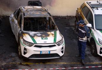 Auto bruciate Milano, anarchici rivendicano: “Solidarietà a Cospito”
