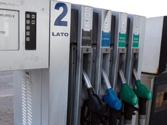 Carburante, prezzi medi in rialzo per benzina e gasolio oggi in Italia