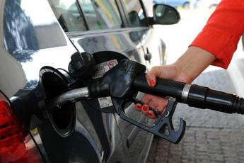 Carburante, salgono ancora prezzi benzina e gasolio in Italia