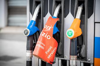Carburanti, continua calo prezzi benzina e diesel