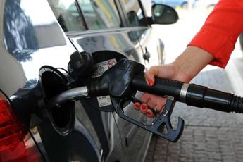 Carburanti, oggi prezzi benzina e gasolio in rialzo