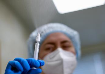 Covid, al via test vaccino spray ‘made in Canada’ su 500 volontari