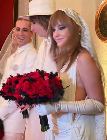 I Maneskin si sono ‘sposati’, look total white e rose rosse