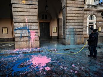Imbrattò Scala di Milano con vernice, giudici: “Niente sorveglianza, non è pericoloso”