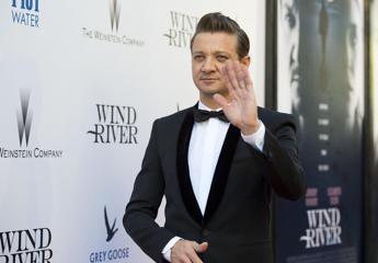 Jeremy Renner a casa, “ma per riprendersi serviranno almeno due anni”