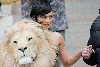 Kyle Jenner e la moda ‘bestiale’, l’abito è un leone (finto)