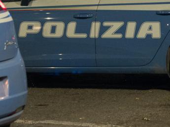 Napoli, accoltella madre e poliziotto: agente spara e lo uccide