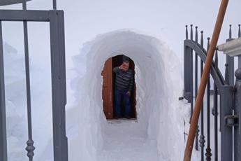 Neve in Abruzzo, scava un tunnel per uscire di casa