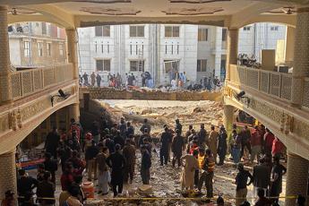 Pakistan, sale a 87 morti bilancio attentato moschea Peshawar