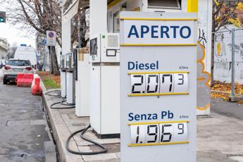 Prezzi benzina, governo lavora a bonus per fasce meno abbienti