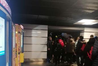 Roma, Metro A ferma tra Termini e Battistini: la rabbia degli utenti sui social