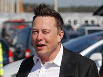 Tesla, Musk difende i tweet nel processo sulla privatizzazione