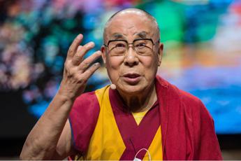 Tibet, Dalai Lama si scusa per aver chiesto a bambino di “succhiargli lingua”