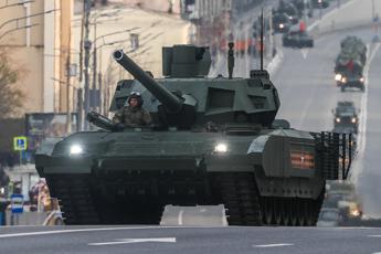 Ucraina, 007 Gb: Russia verso schieramento carri armati T-14