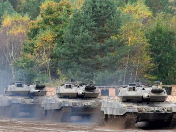 Ucraina, Polonia avverte Germania sui tank Leopard: cosa sappiamo finora