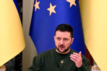 Ucraina, Zelensky a Germania: “Dateci i tank, la gente qui muore”