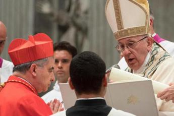 Vaticano, Becciu: “Mai manipolato nessuno, tantomeno il Papa”