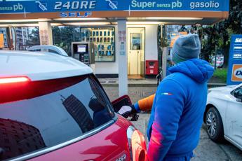 Benzina prezzi oggi, giro di ribassi