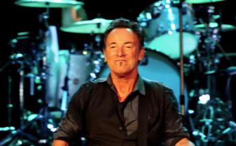 Bruce Springsteen lancia la chitarra e colpisce un tecnico in testa – Video