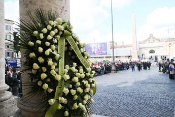 Costanzo, oggi i funerali: in migliaia a Piazza del Popolo