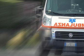 Incidente a Cuneo, scontro tra auto e moto: muore motociclista