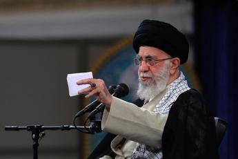 Iran, Khamenei grazia decine di migliaia di detenuti: molti sono manifestanti