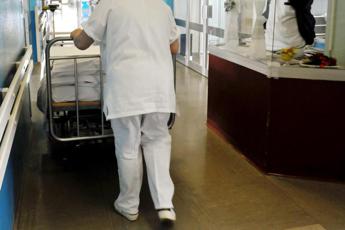 Lecce, bimba di 2 anni in ospedale con febbre alta ma ‘non è grave’: muore dopo 3 giorni
